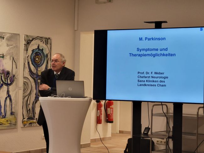 Professor Weber gibt einführende Worte zum Vortrag