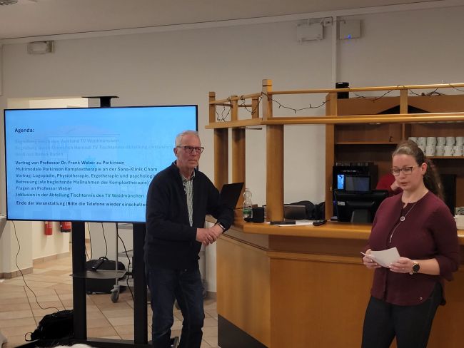 C. Fleischmann, Logopädin, hält einen Vortrag zu ihrem Arbeitsschwerpunkt mit Parkinson Erkrankten