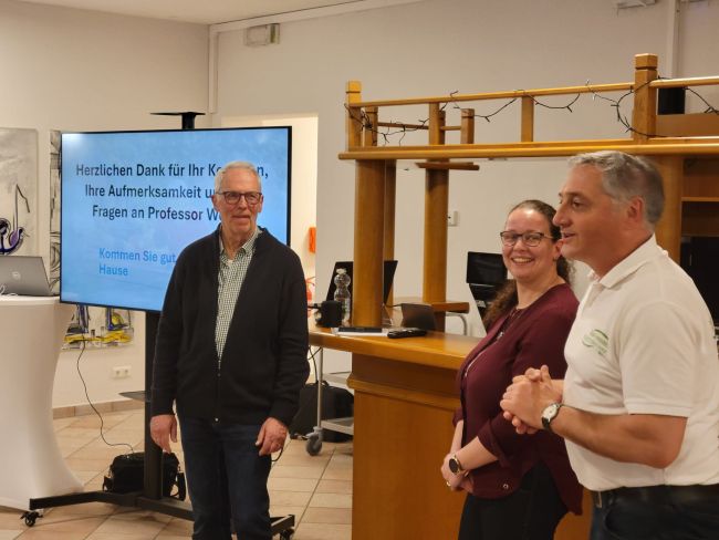 Jürgen Liegl, TV Waldmünchen bedankt sich bei den Besucherinnen und Besucher