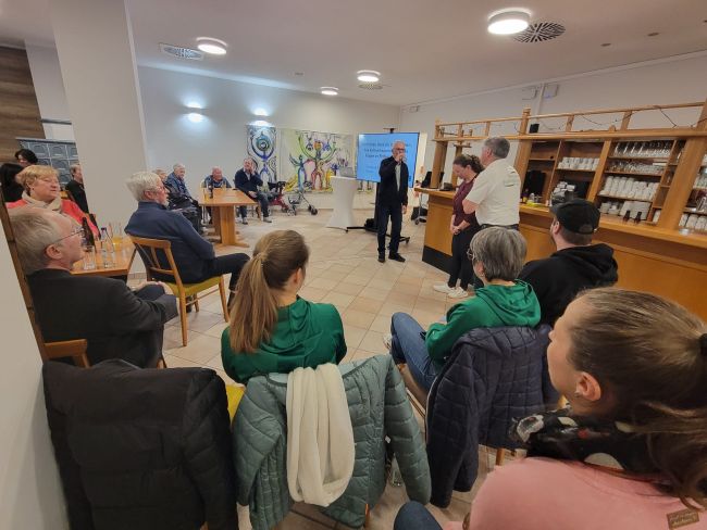 Präsentation Emmerich Hernadi, Ankündigung eines Video-Clips von Frank Elstner