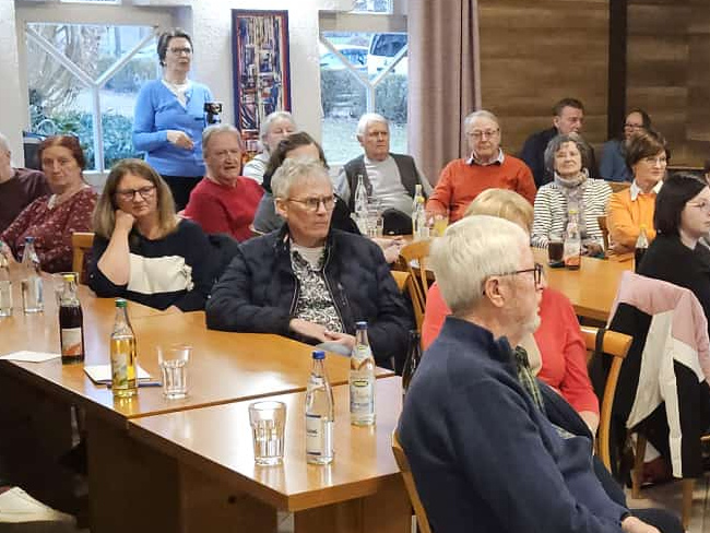 Die Gäste lauschen dem Vortrag des Professors